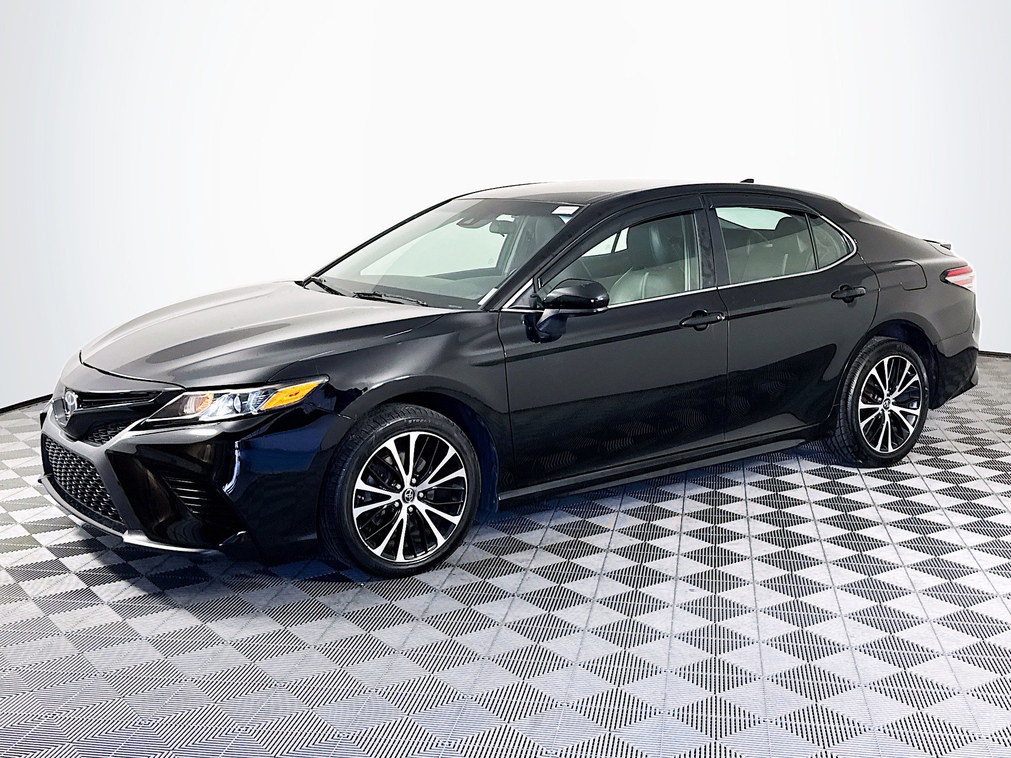 Used 2019 Toyota Camry SE FWD image 4
