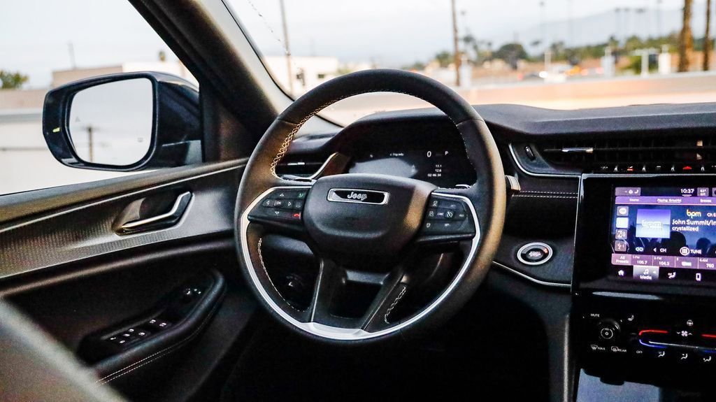 New 2025 Jeep Grand Cherokee L Altitude image 16