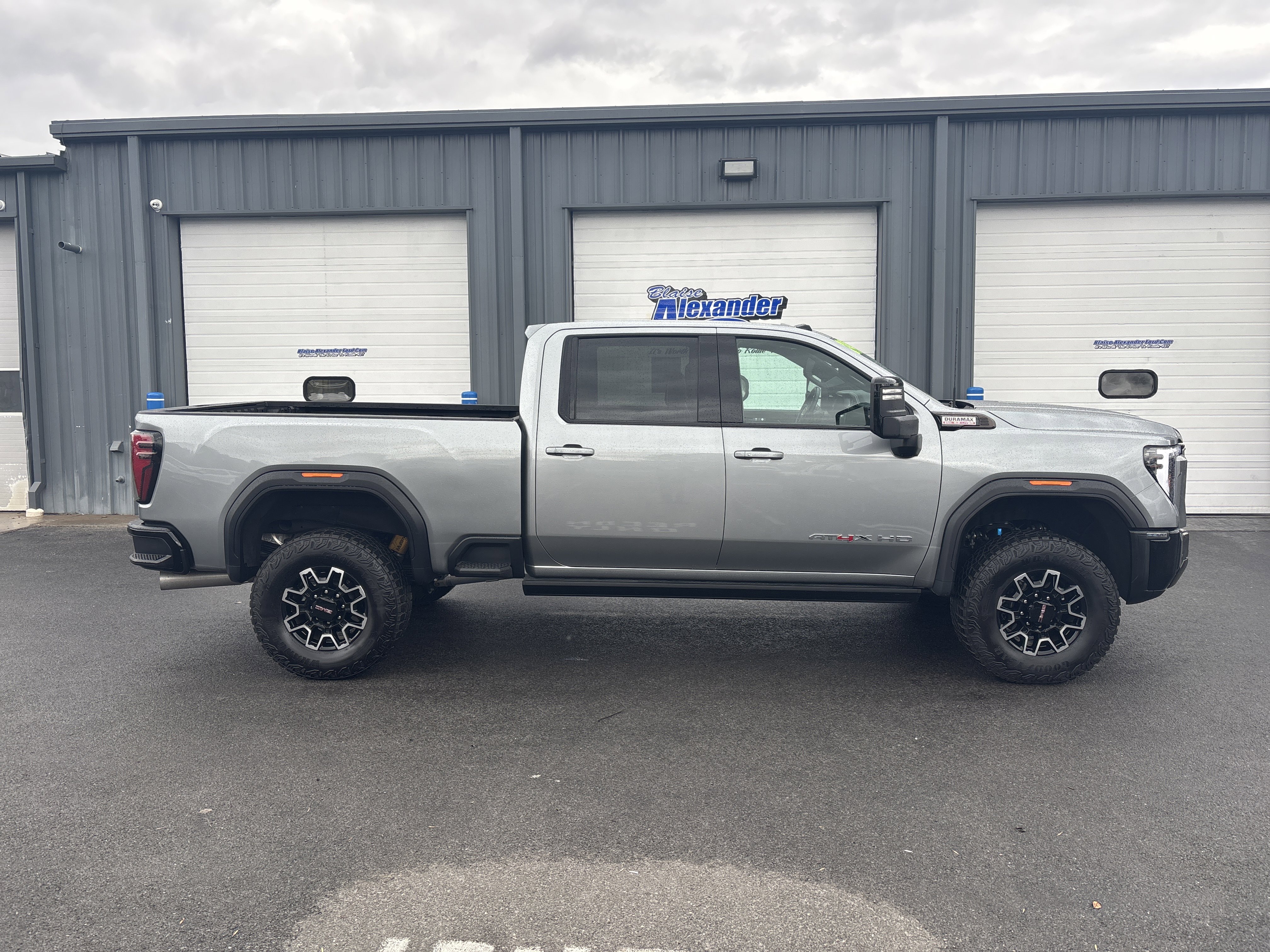 Used 2024 GMC Sierra 2500 AT4X image 2