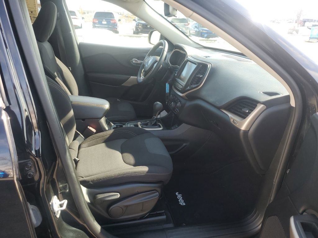 Used 2017 Jeep Cherokee Latitude w/ Comfort & Sound Group image 33