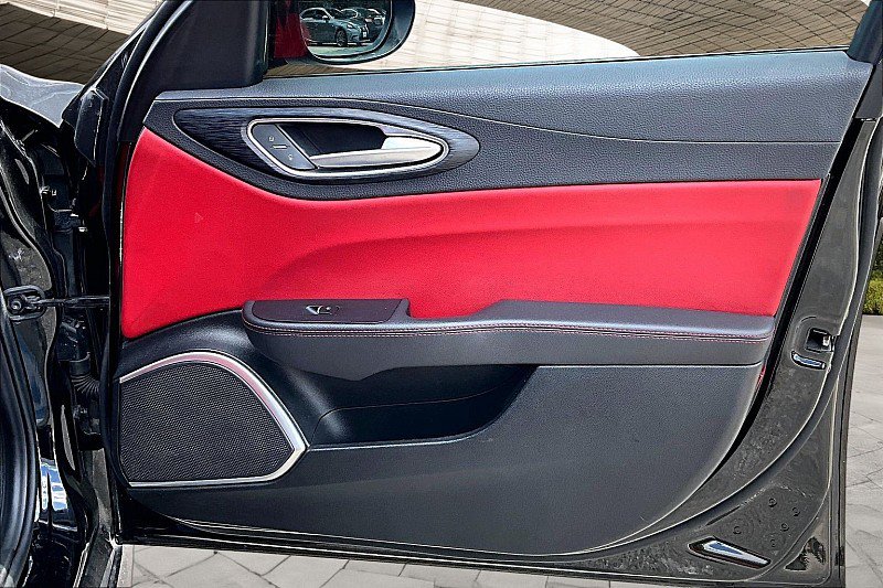 Used 2020 Alfa Romeo Giulia w/ Nero Edizione RWD image 13