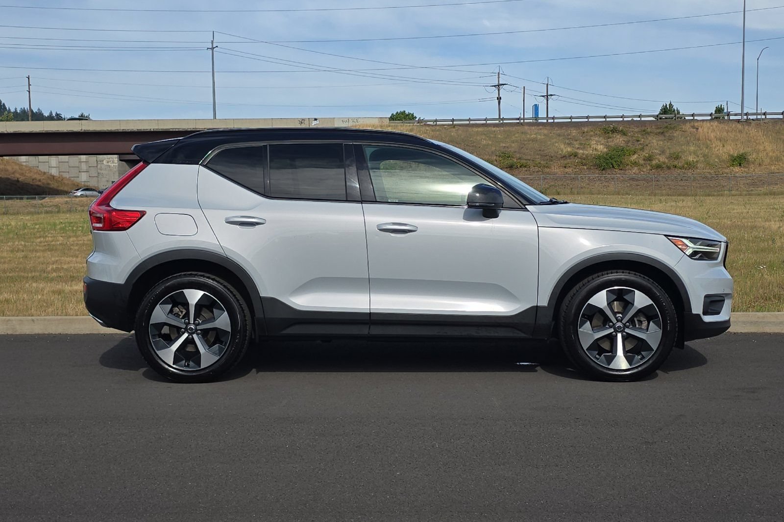 Used 2020 Volvo XC40 T5 R-Design w/ Protection Package AWD/4WD image 2