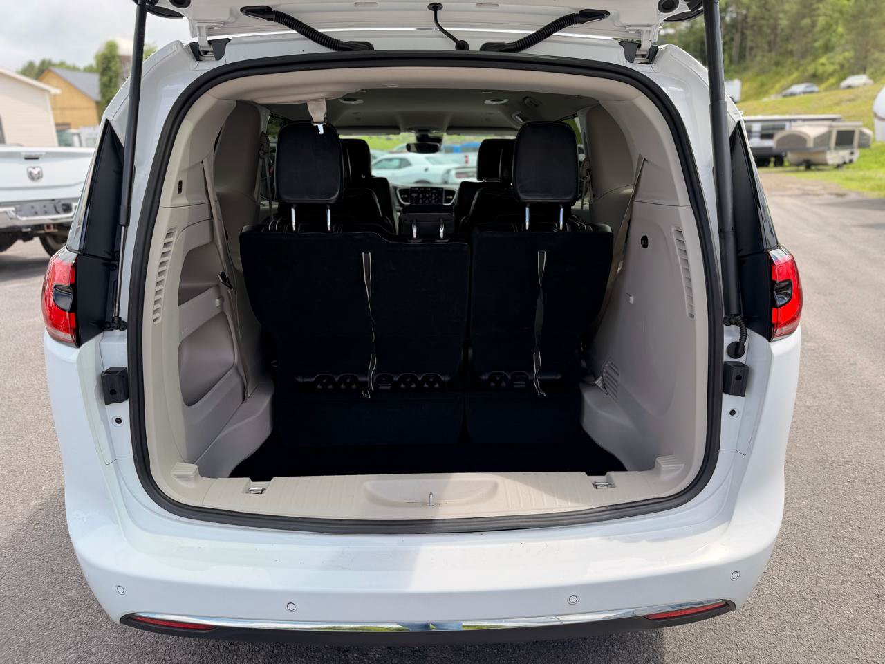 Used 2024 Chrysler Pacifica Touring-L FWD image 17