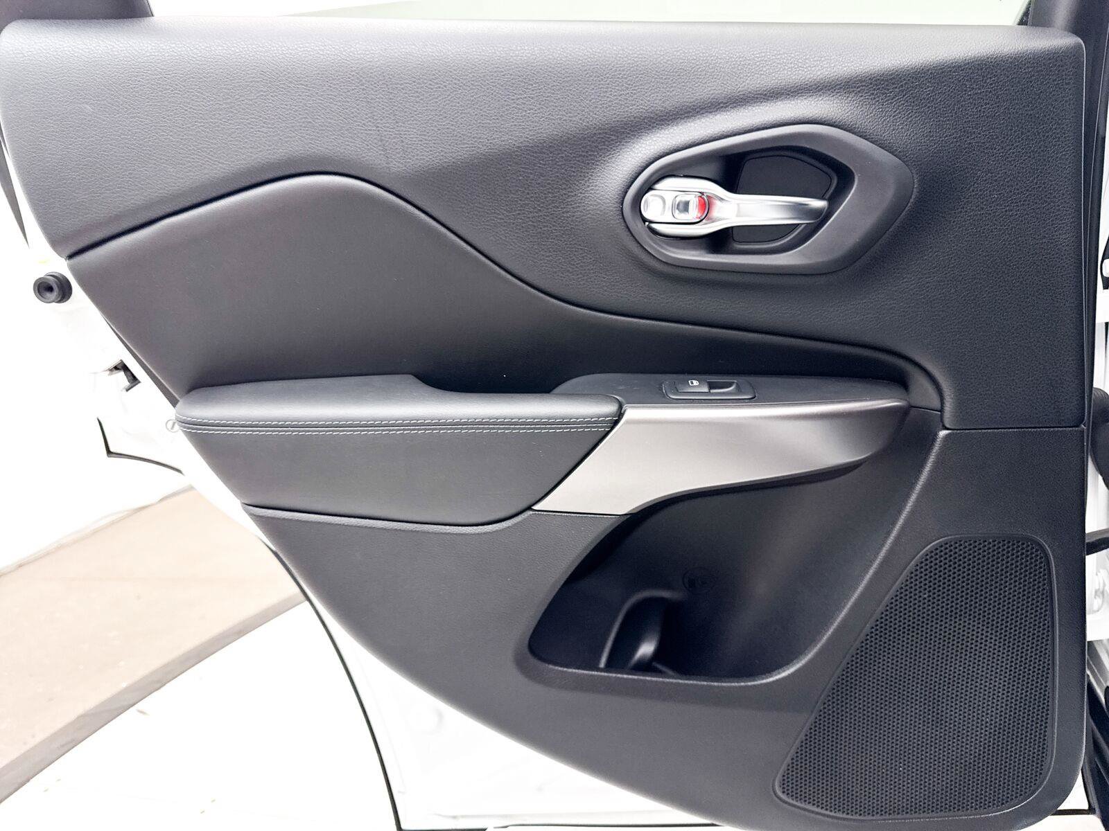 Used 2019 Jeep Cherokee Latitude w/ Popular Appearance Group FWD image 28