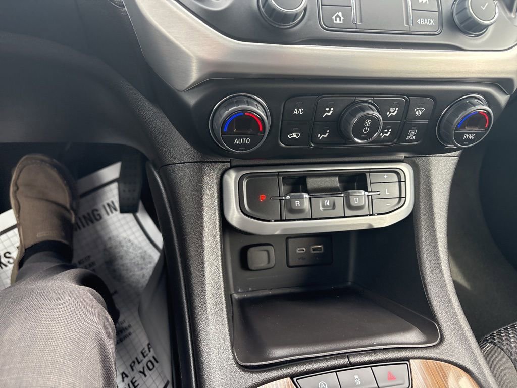 Used 2023 GMC Acadia SLE image 3