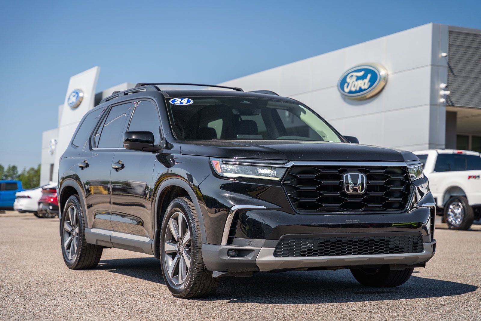 Used 2024 Honda Pilot Touring image 1