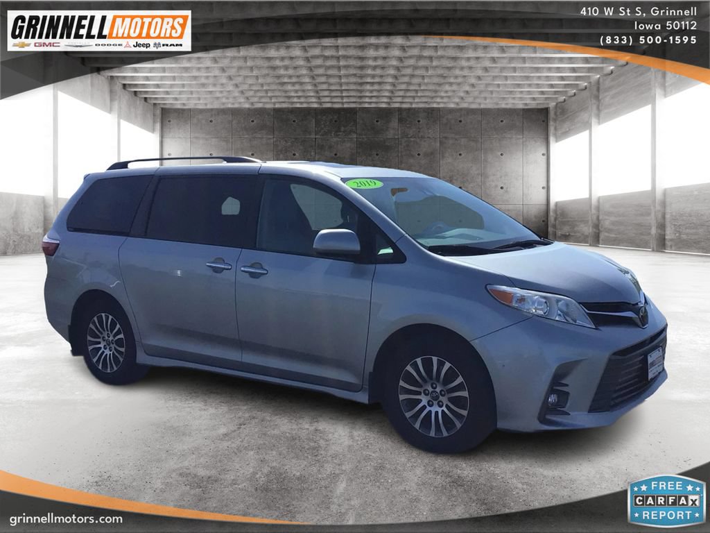 Used 2019 Toyota Sienna XLE w/ Carpet Mat Package FWD image 3