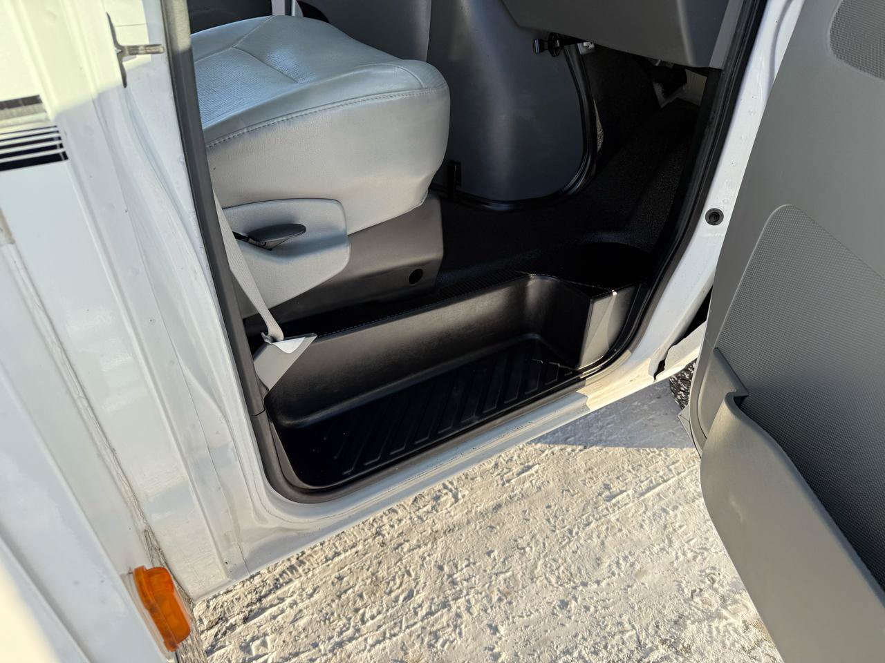 Used 2008 Ford E-350 and Econoline 350 Super Duty RWD image 25