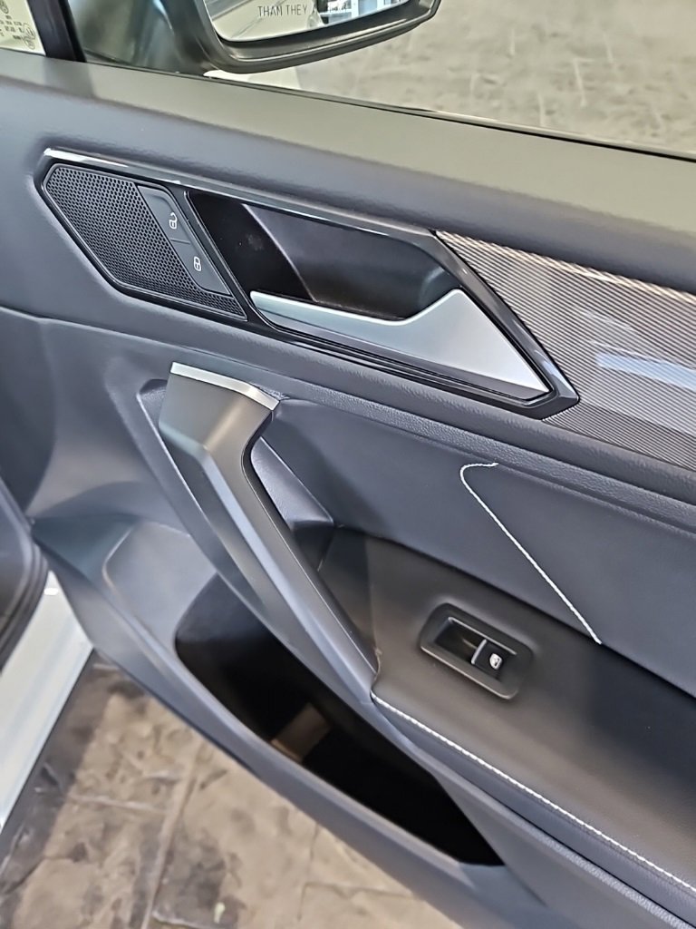 Used 2024 Volkswagen Tiguan SE w/ Panoramic Sunroof Package image 12