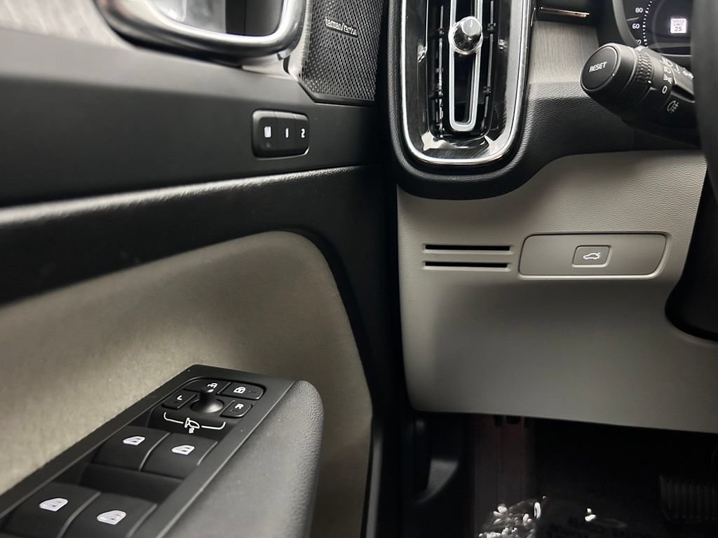 Used 2025 Volvo XC40 B5 Ultra AWD/4WD image 19