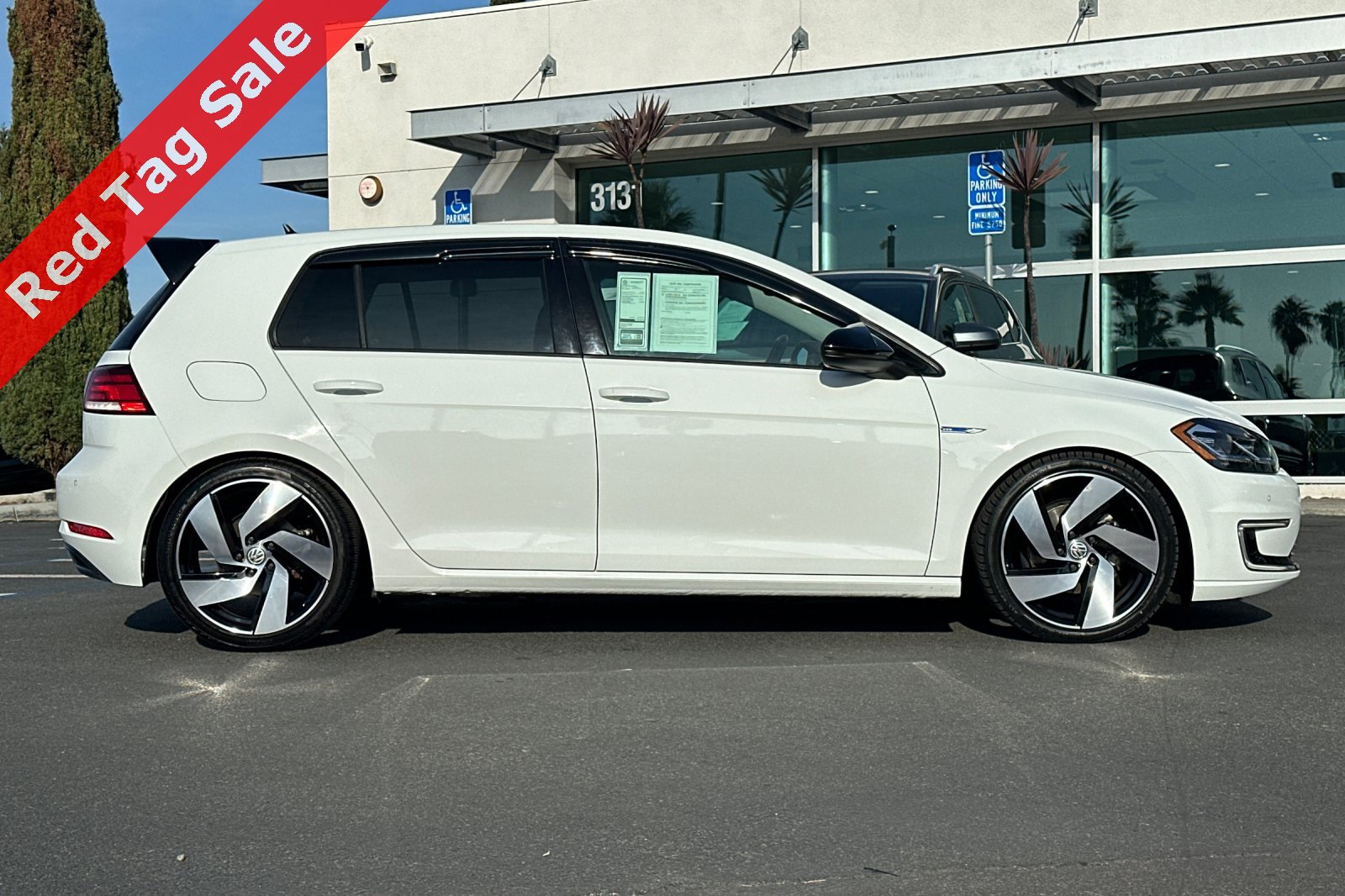 Used 2017 Volkswagen e-Golf SEL Premium image 3