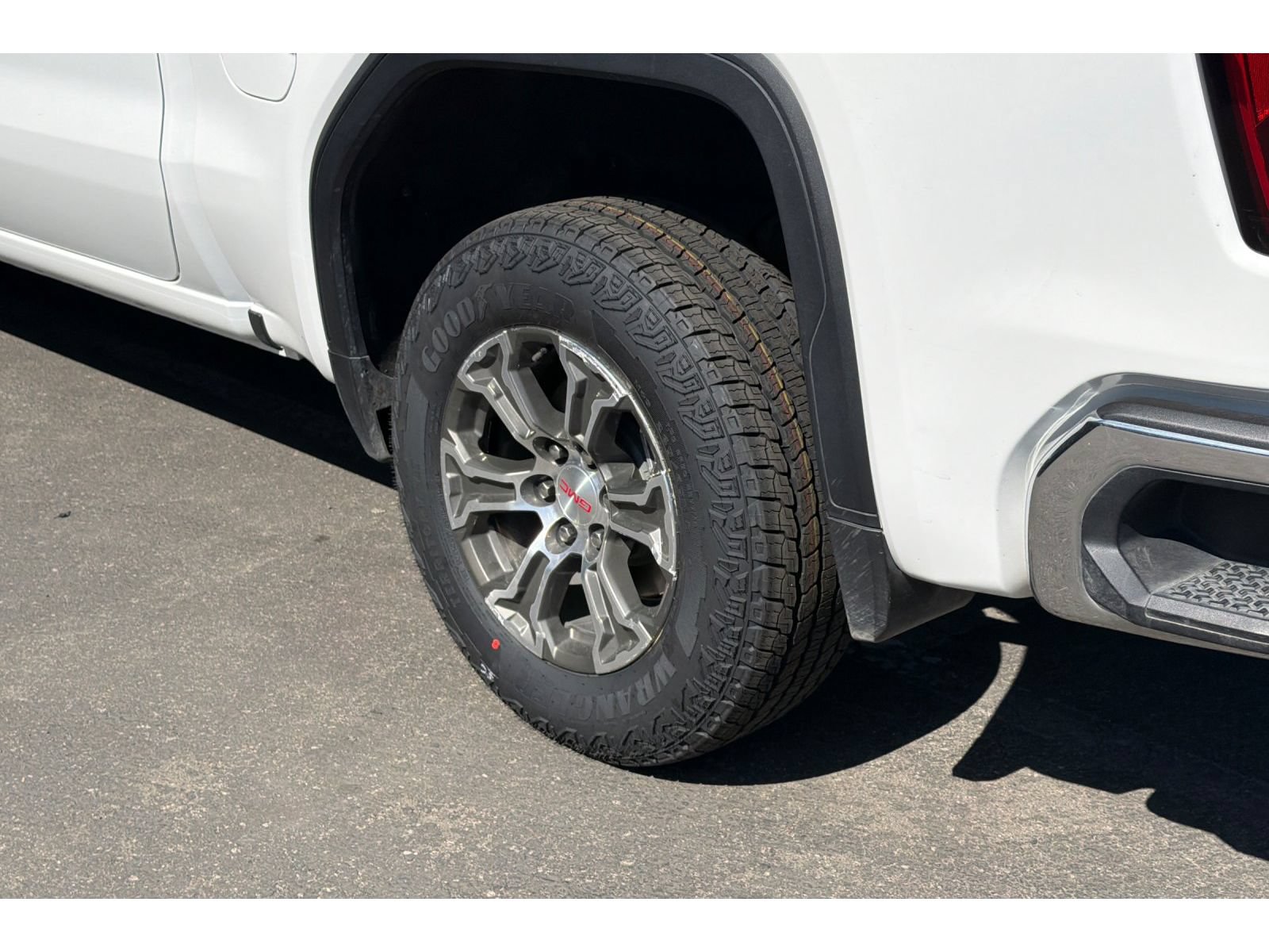Used 2025 GMC Sierra 1500 SLT AWD/4WD image 4