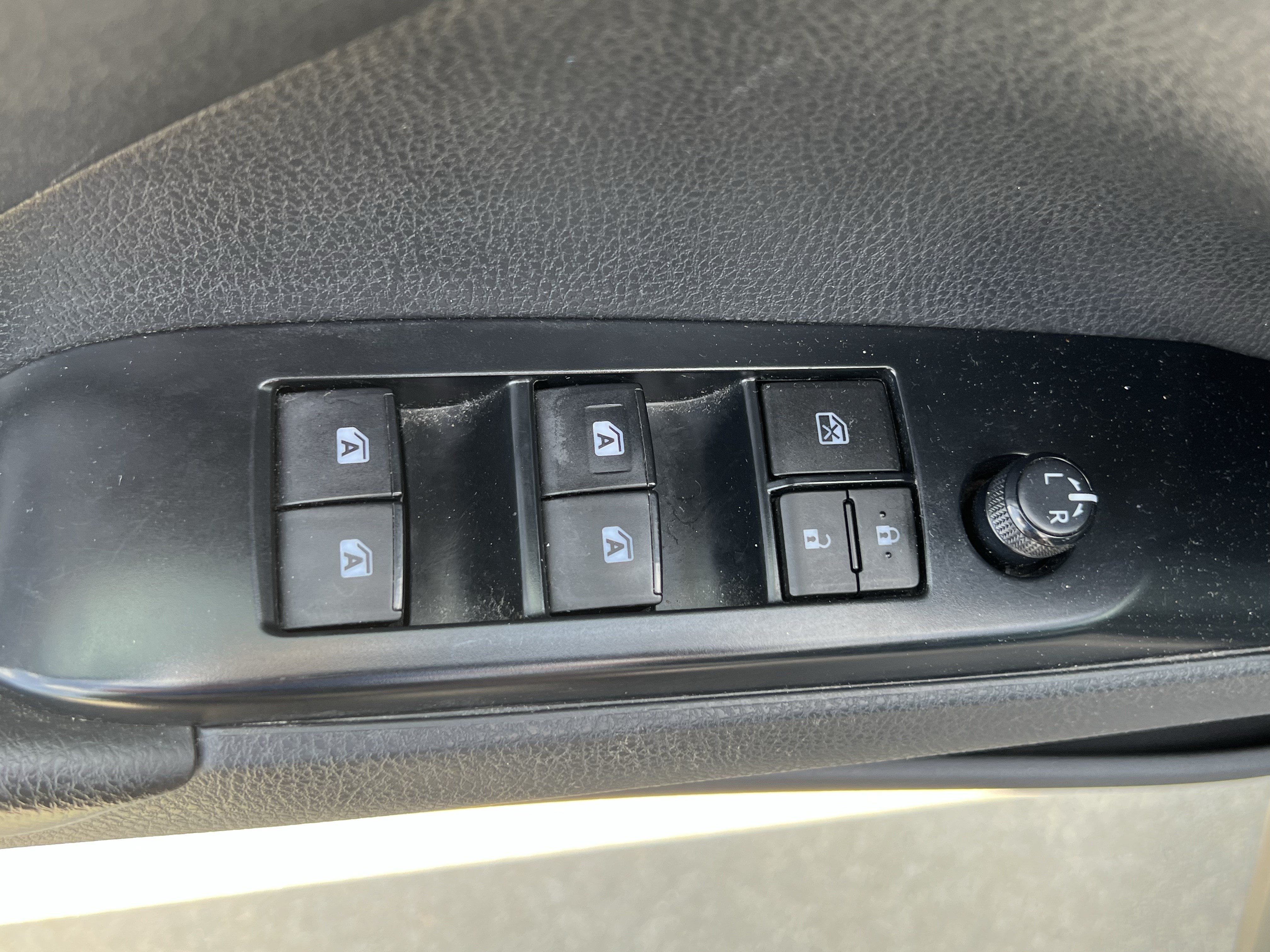 Used 2019 Toyota Camry SE FWD image 15