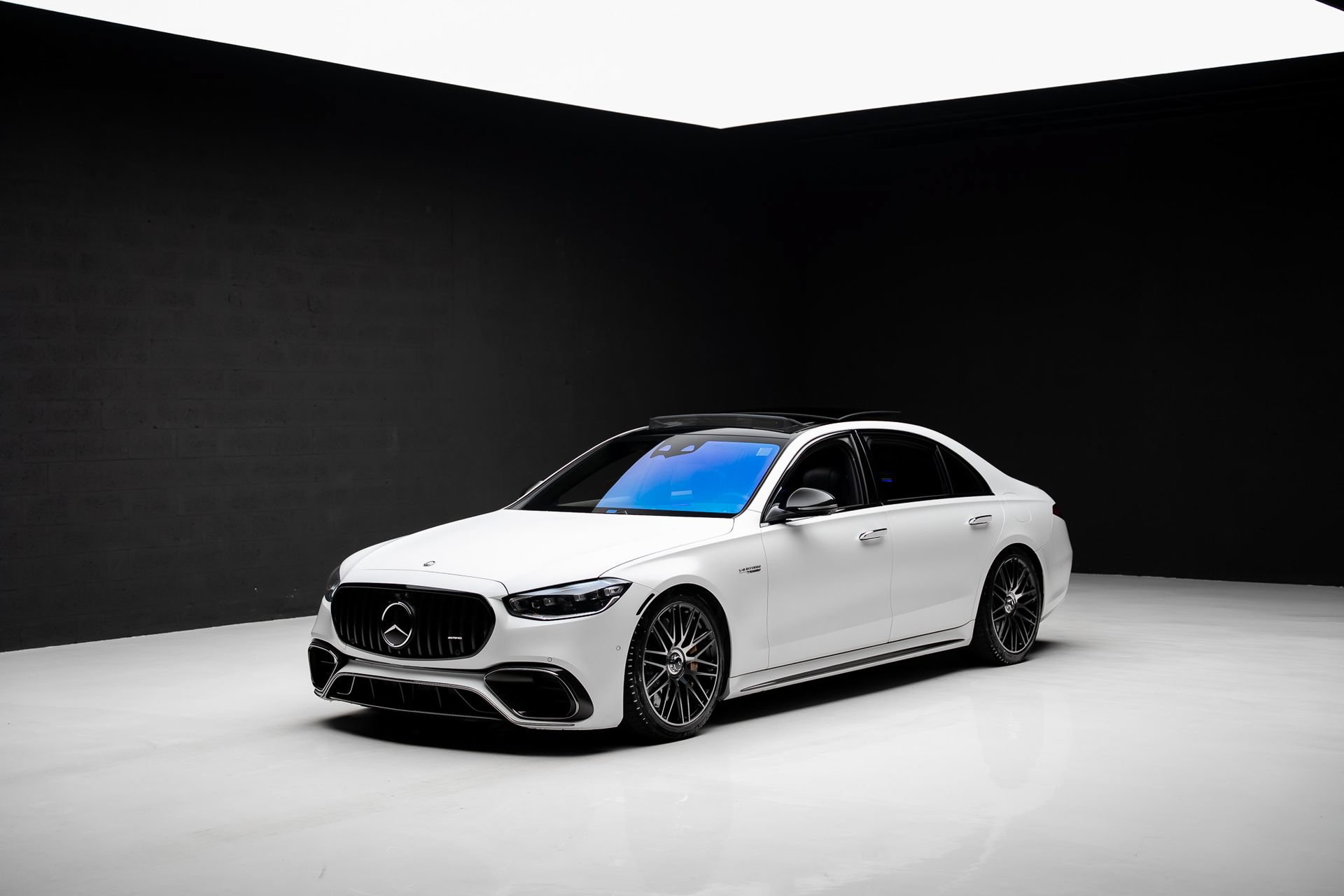 Used 2024 Mercedes-Benz S 63 AMG S w/ Carbon Fiber Exterior Package image 4