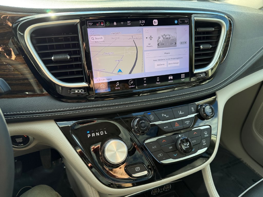 Used 2023 Chrysler Pacifica Limited w/ Uconnect Theater Family Group FWD image 20