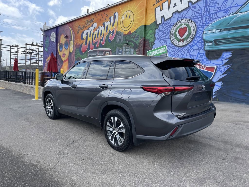 Certified 2020 Toyota Highlander XLE AWD/4WD image 3