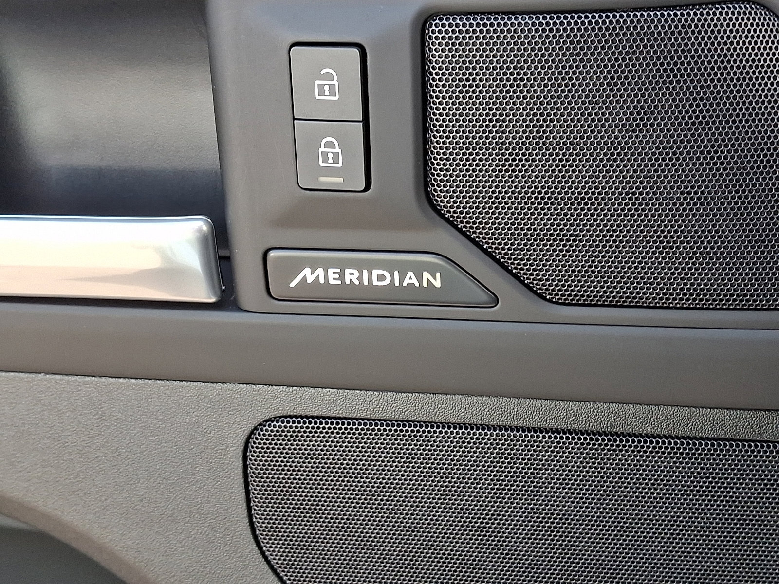 Used 2025 Land Rover Defender 110 S AWD/4WD image 22