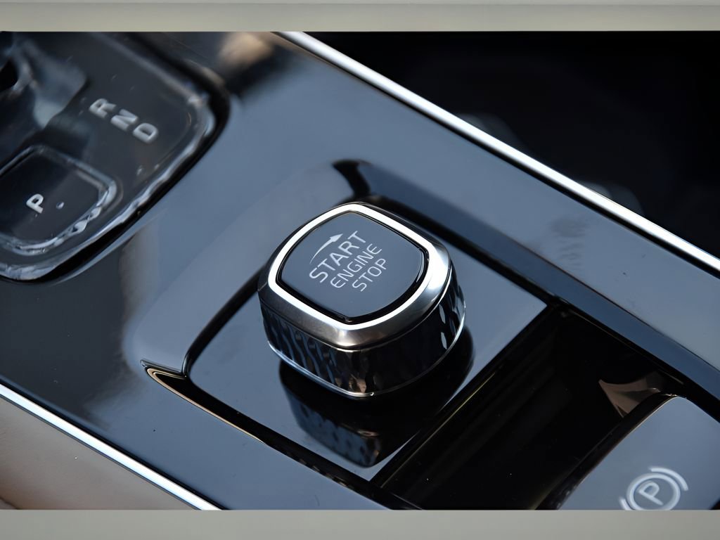 Certified 2025 Volvo XC90 T8 Plus w/ Protection Package Premier image 27