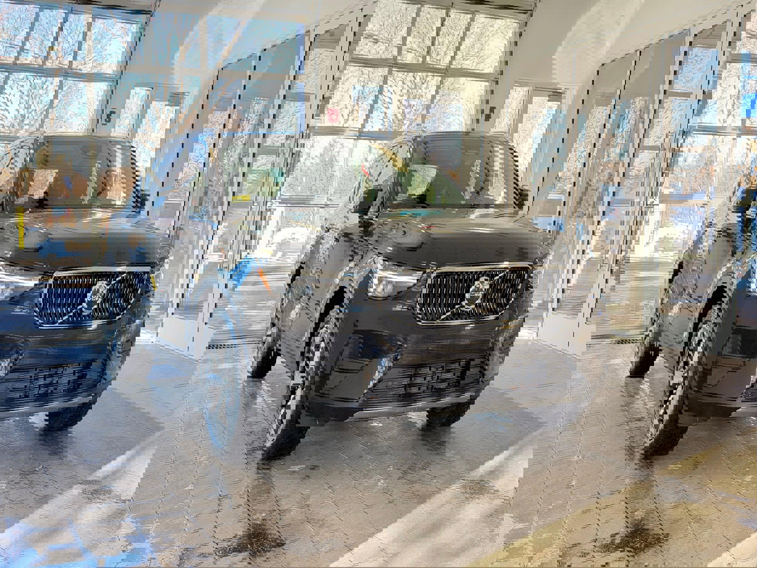 Certified 2025 Volvo XC40 B5 Core w/ Protection Package Premier image 5