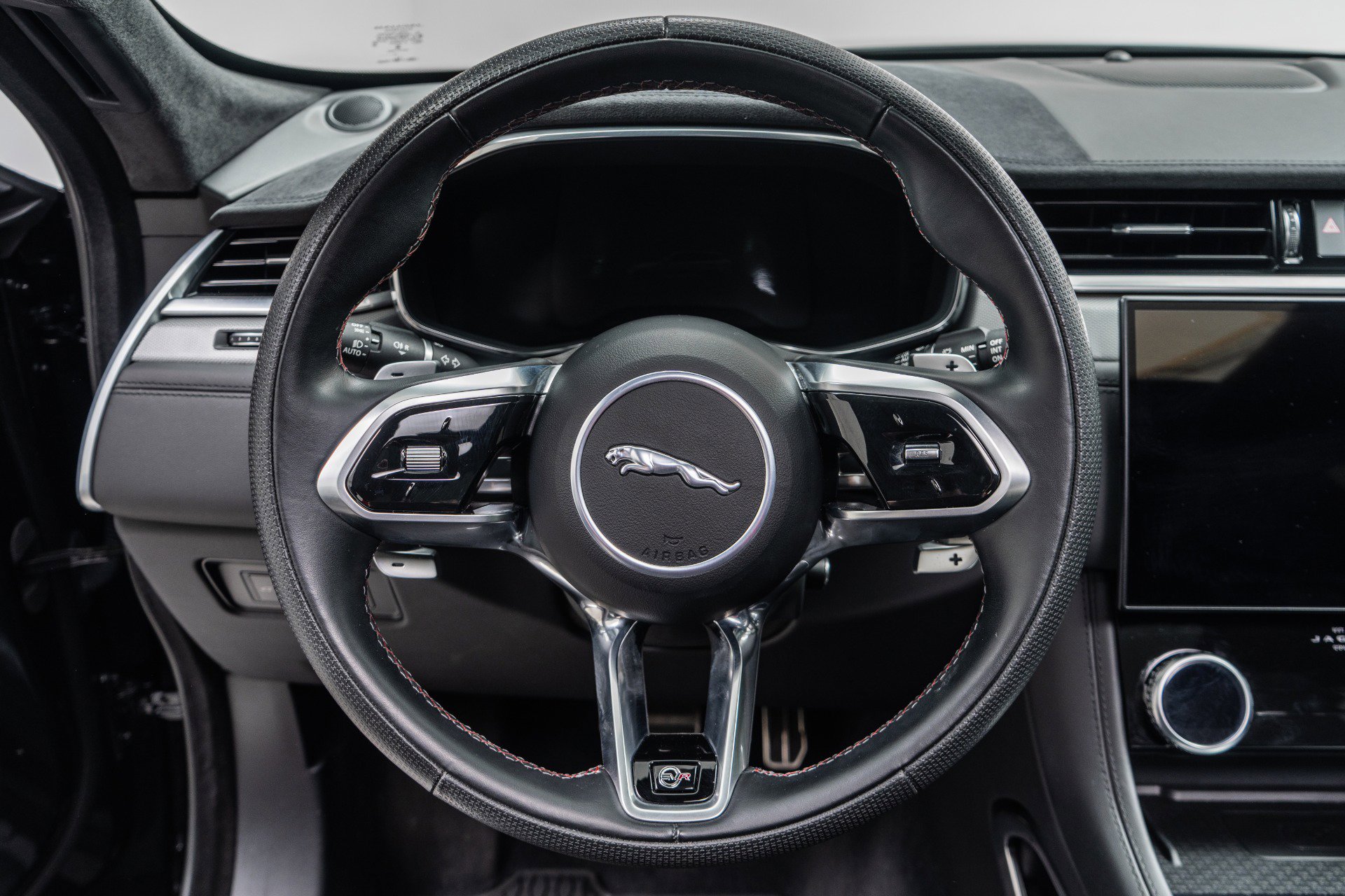 Used 2023 Jaguar F-PACE SVR image 15