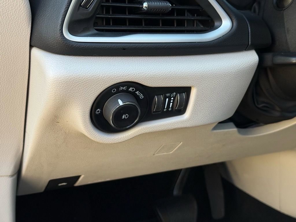 Used 2024 Chrysler Pacifica Touring-L image 19