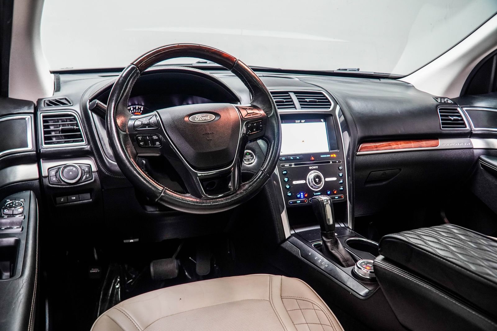 Used 2018 Ford Explorer Platinum AWD/4WD image 5