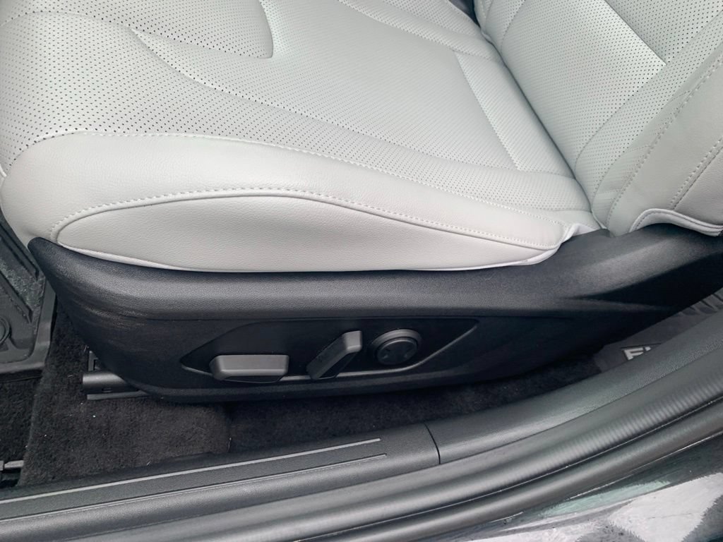 Certified 2024 Hyundai Elantra Limited FWD image 12