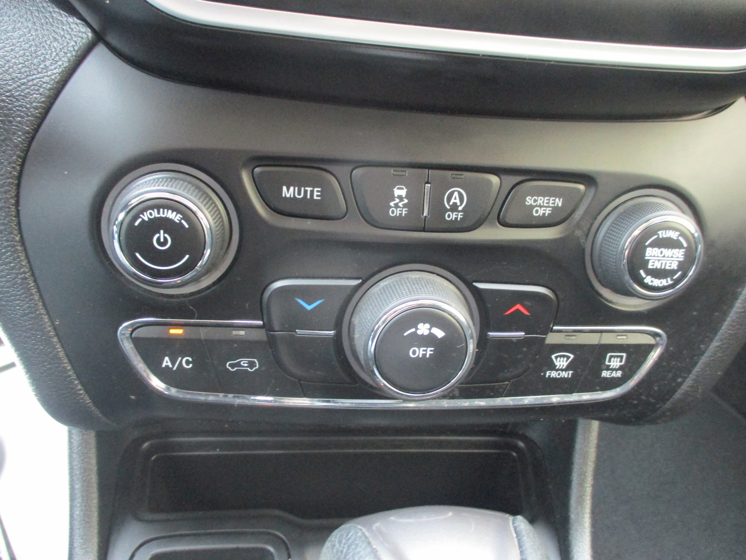 Used 2019 Jeep Cherokee Latitude w/ Popular Appearance Group FWD image 16