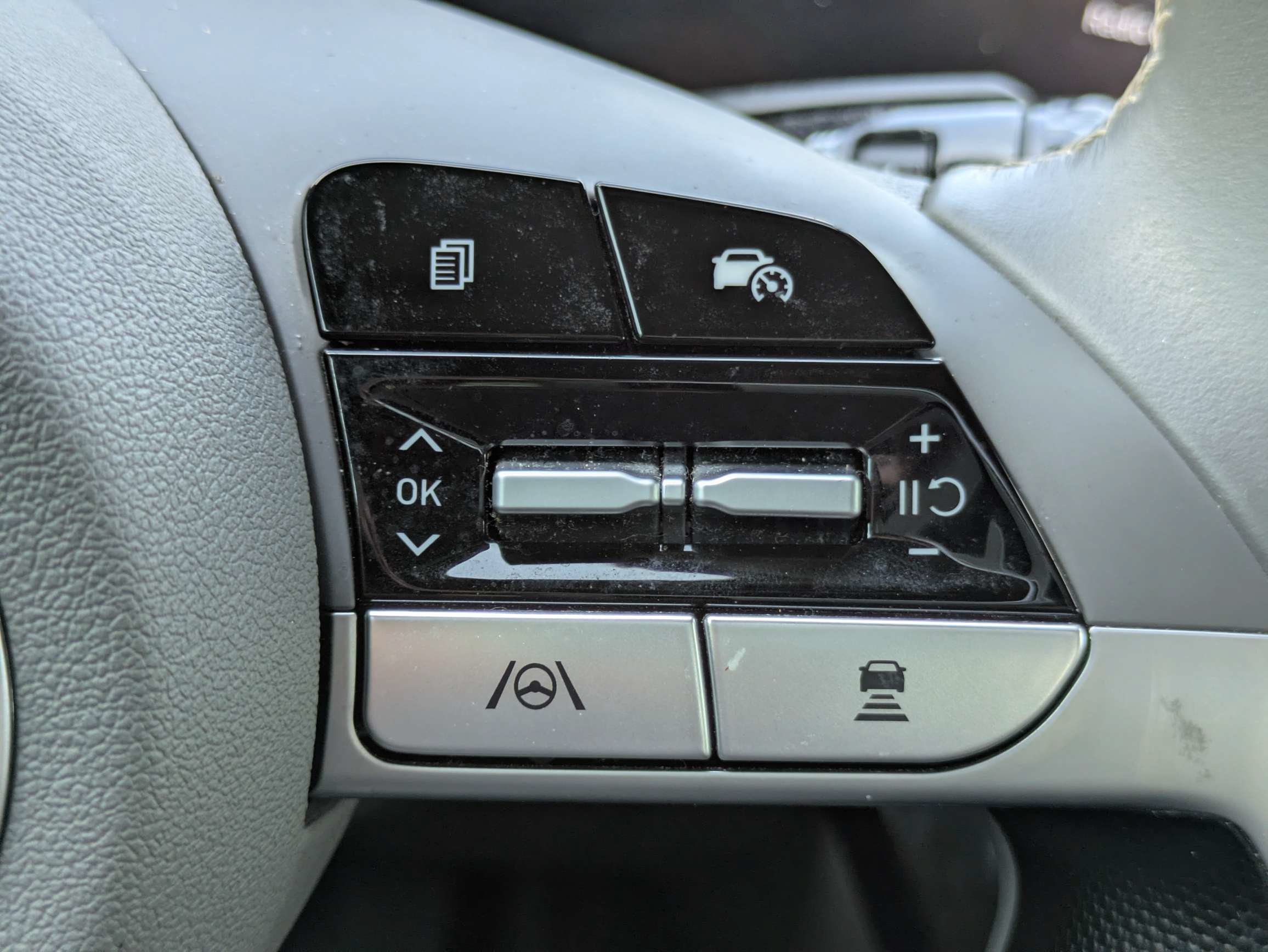 Used 2024 Hyundai Elantra SEL w/ Convenience Package FWD image 17