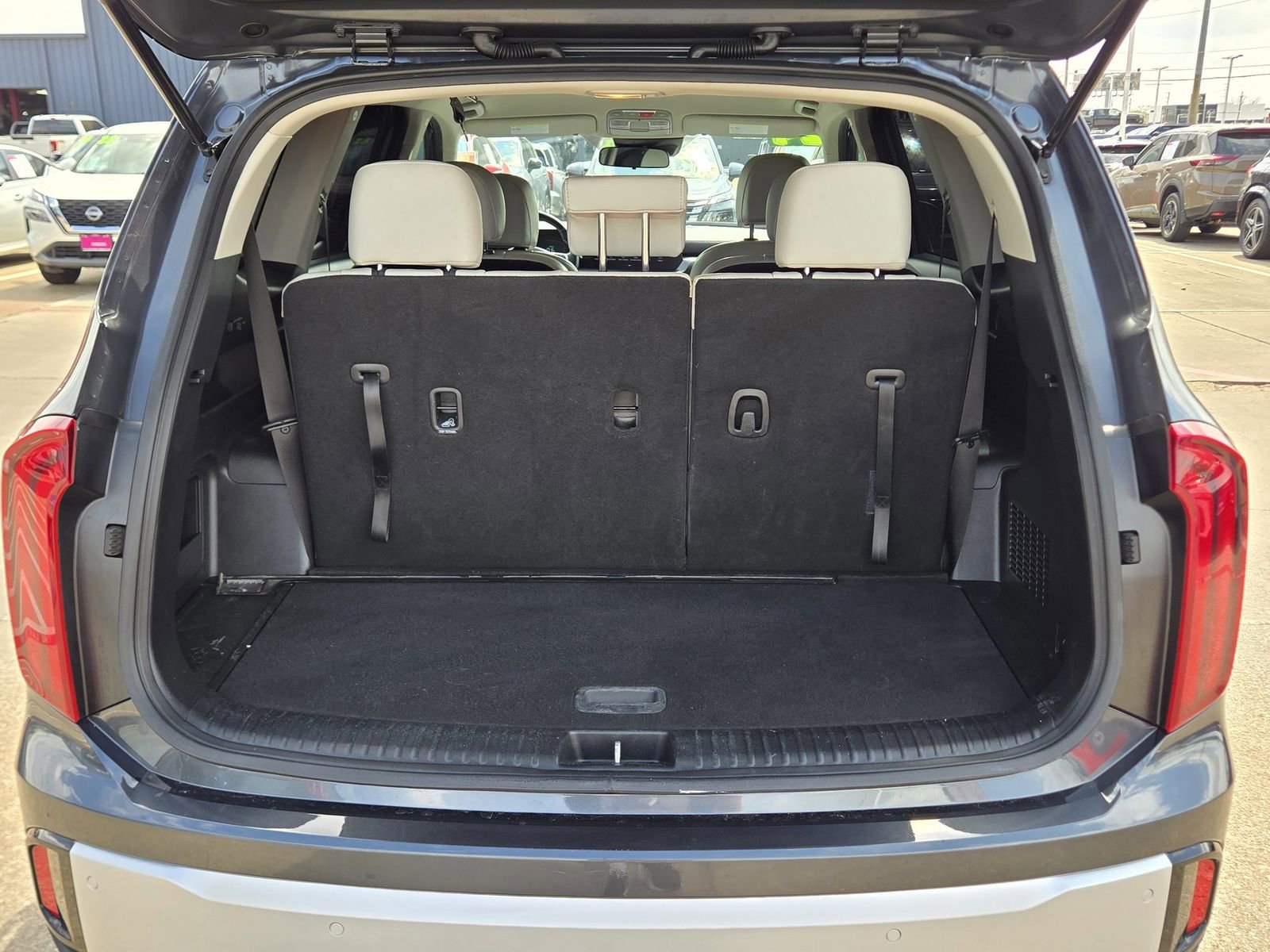Used 2024 Kia Telluride S image 11