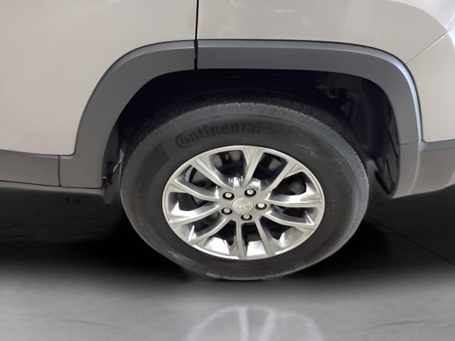 Used 2019 Jeep Cherokee Latitude Plus w/ Comfort/Convenience Group AWD/4WD image 20