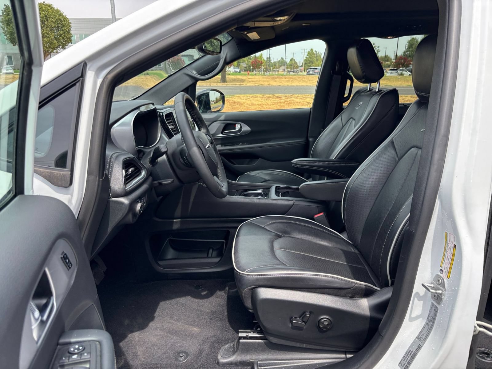 Used 2025 Chrysler Pacifica Limited FWD image 30
