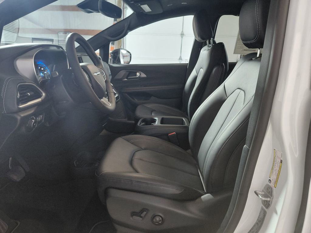 New 2026 Chrysler Pacifica Select AWD/4WD image 12