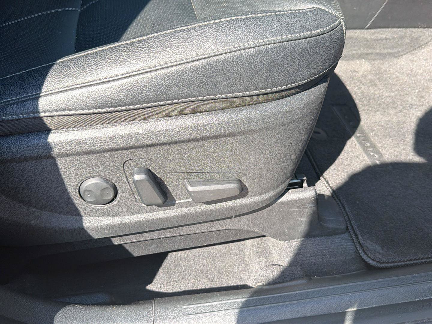Used 2024 Kia Telluride EX w/ EX Captain's Chair Package FWD image 23