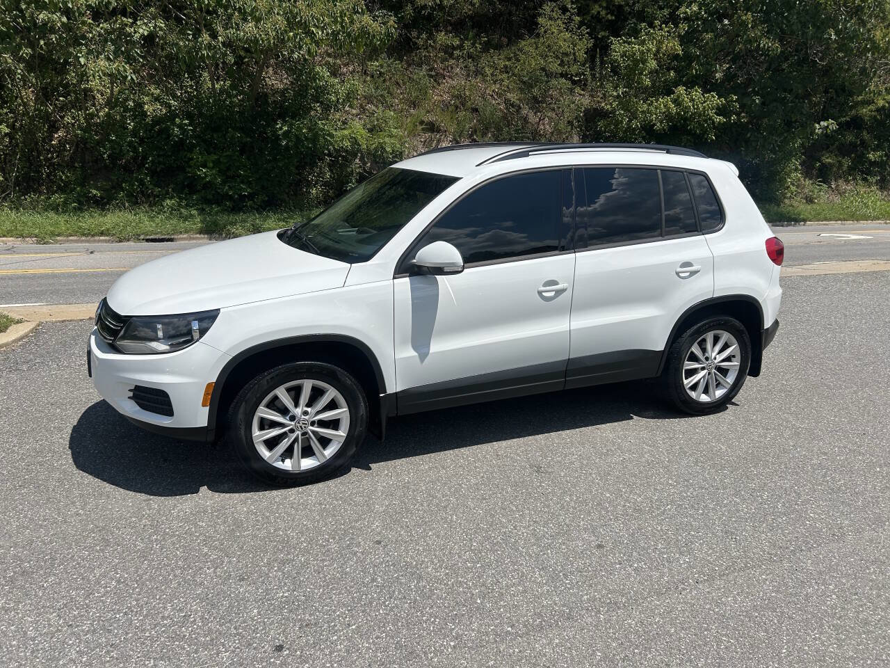 Used 2015 Volkswagen Tiguan SE image 4
