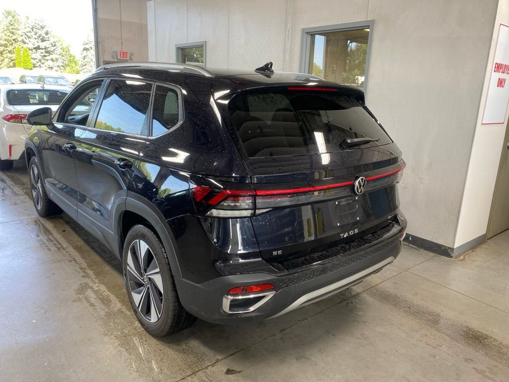 Used 2025 Volkswagen Taos SE AWD/4WD image 3