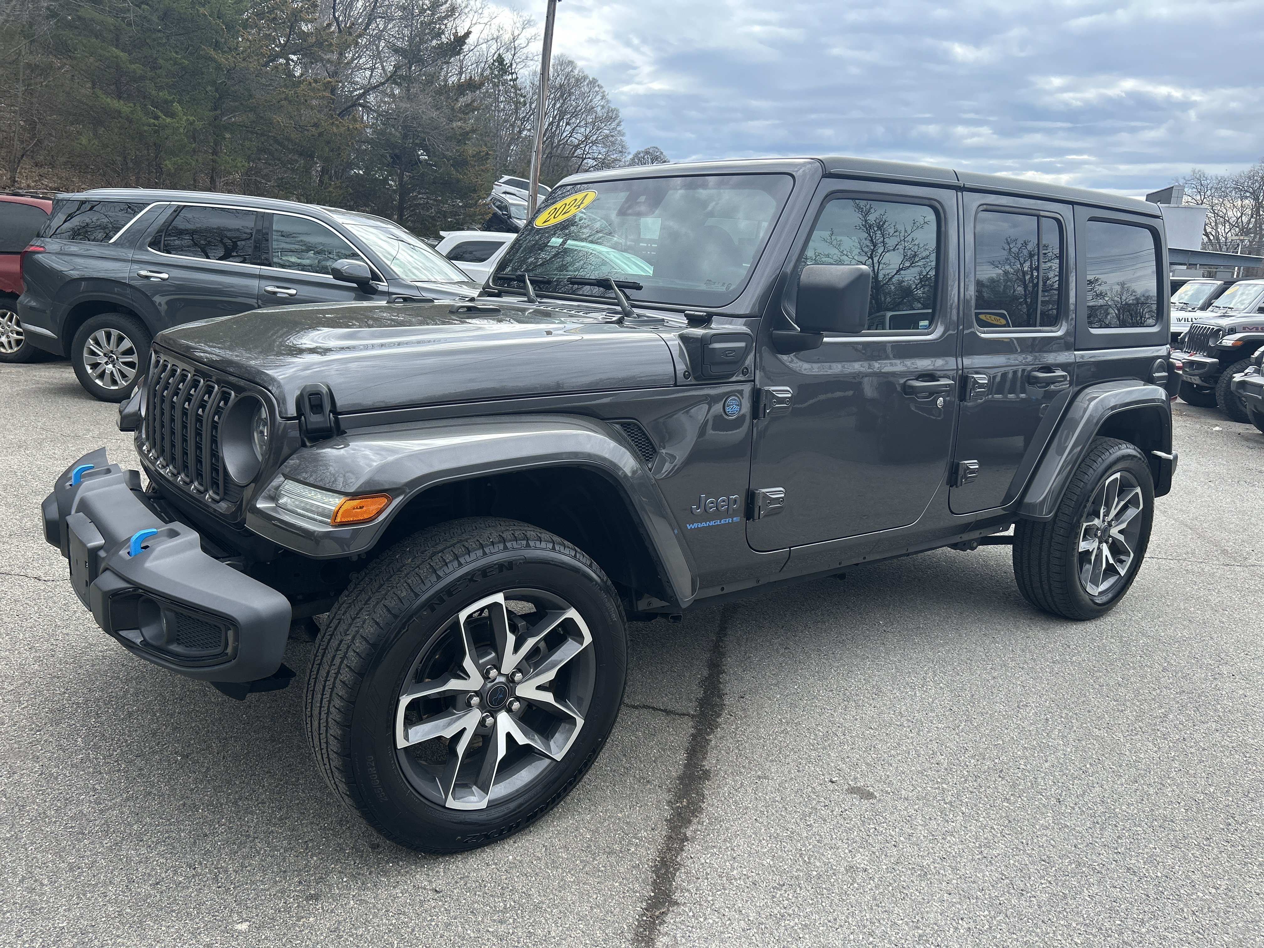 Used 2024 Jeep Wrangler Unlimited w/ Convenience Group AWD/4WD image 2