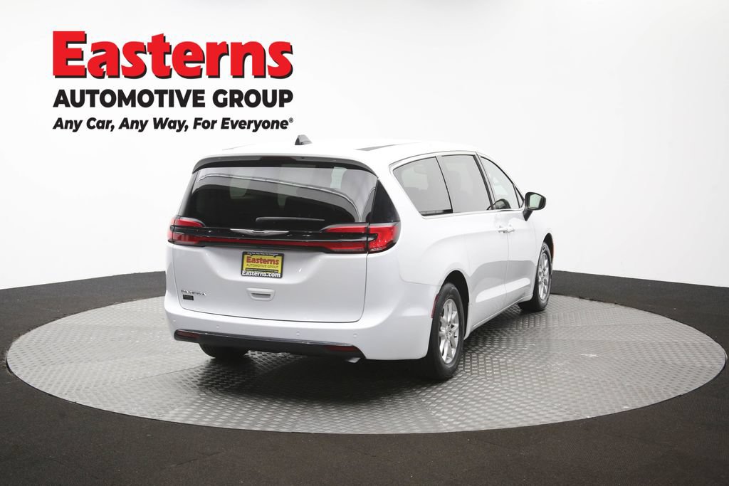 Used 2023 Chrysler Pacifica Touring-L FWD image 40