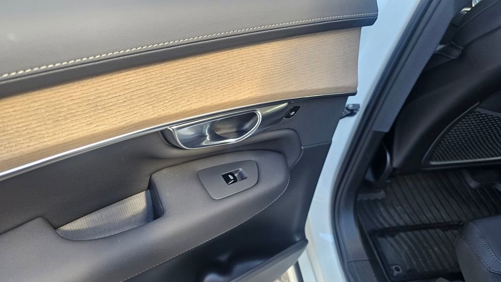 Certified 2025 Volvo XC90 T8 Plus w/ Protection Package Premier image 15
