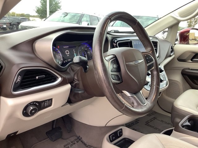 Used 2018 Chrysler Pacifica Touring-L Plus FWD image 14