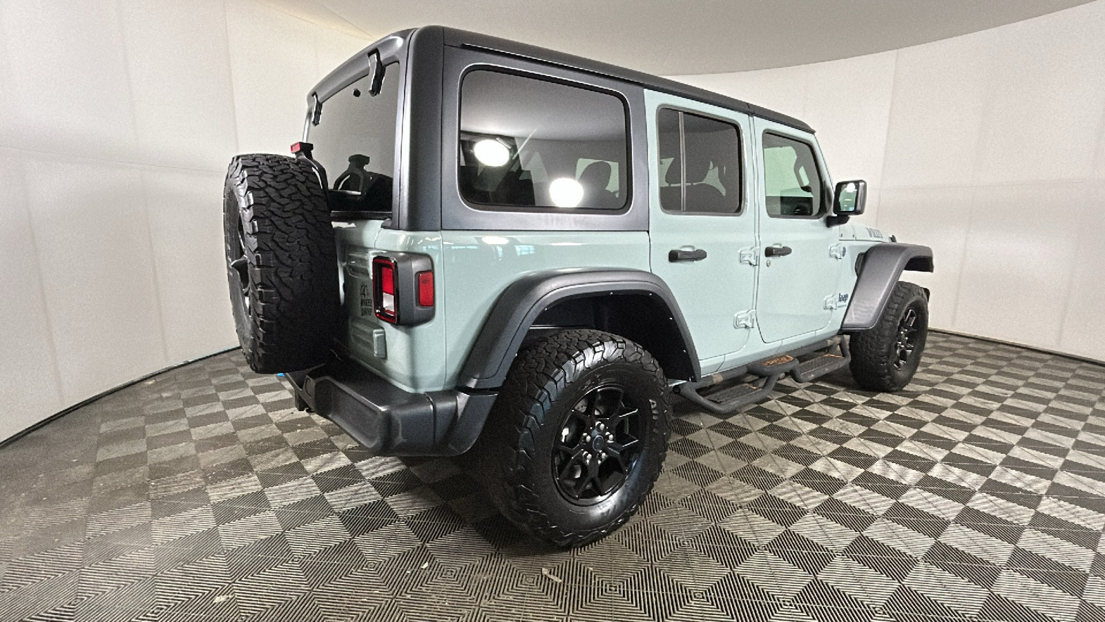 Used 2024 Jeep Wrangler Unlimited AWD/4WD image 3