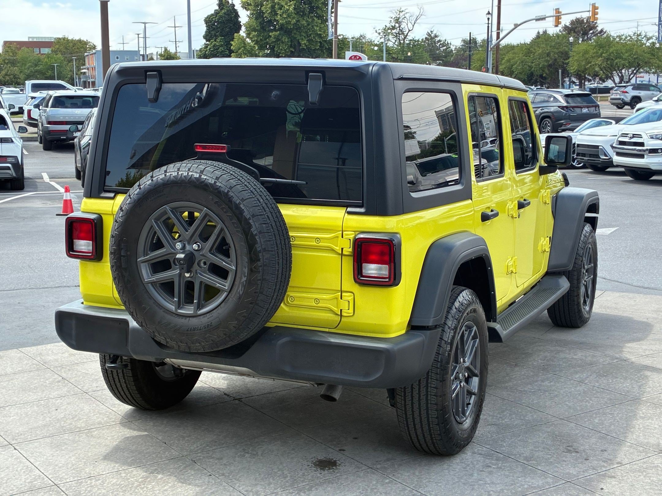 Used 2024 Jeep Wrangler Unlimited Sport AWD/4WD image 3