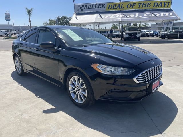 Used 2017 Ford Fusion SE w/ Fusion SE Technology Package FWD image 2