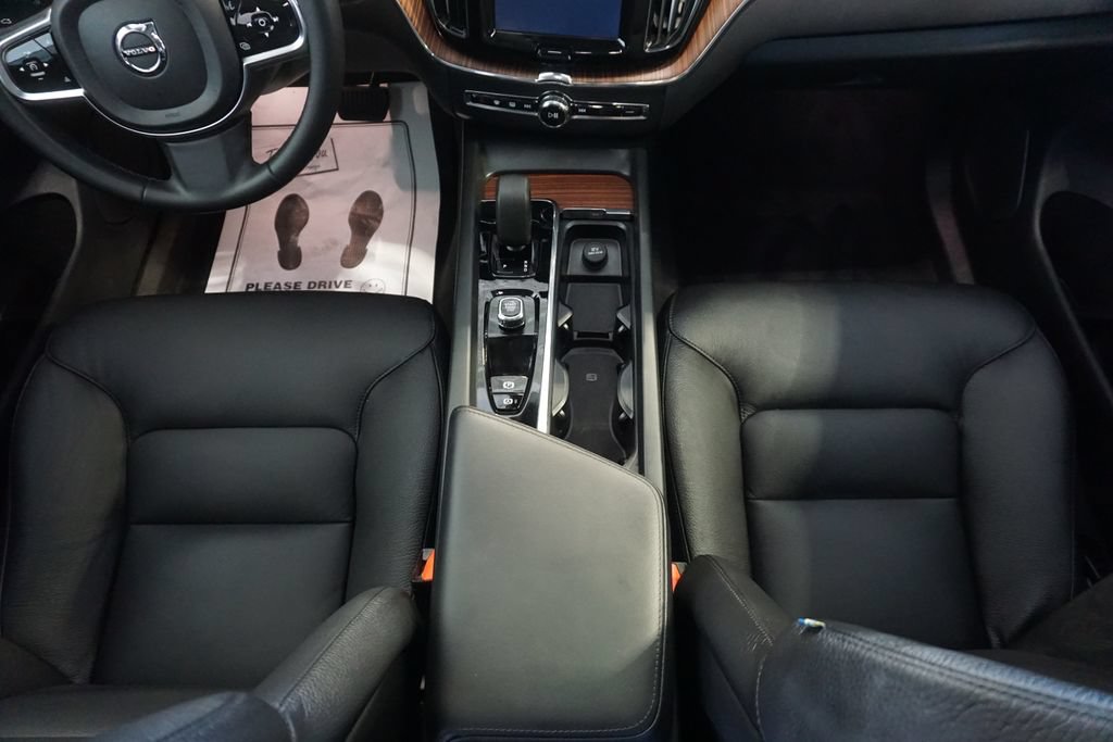 Used 2024 Volvo XC60 B5 Plus AWD/4WD image 32