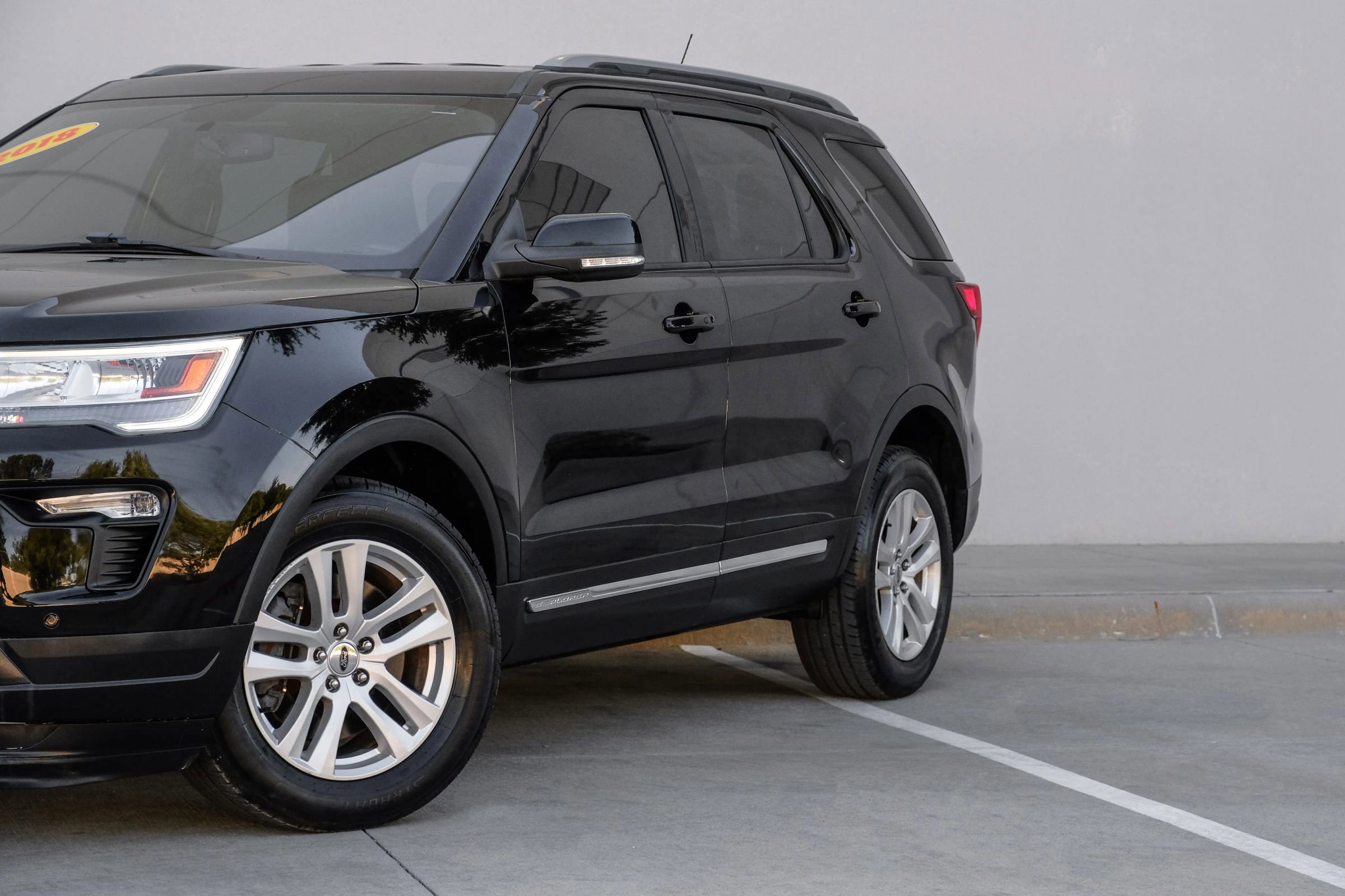 Used 2018 Ford Explorer XLT w/ Equipment Group 202A AWD/4WD image 16