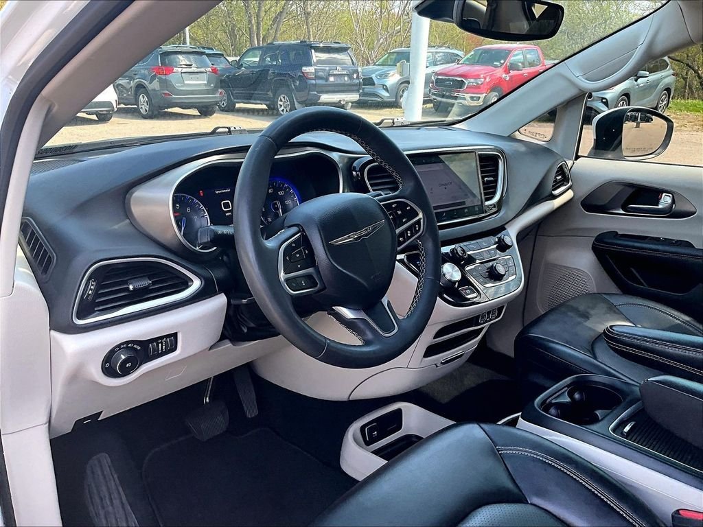 Used 2023 Chrysler Pacifica Touring-L FWD image 8