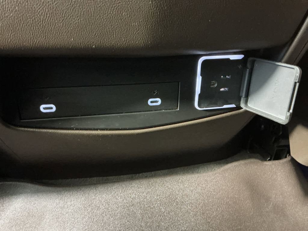 Used 2022 Cadillac Escalade Premium Luxury image 33