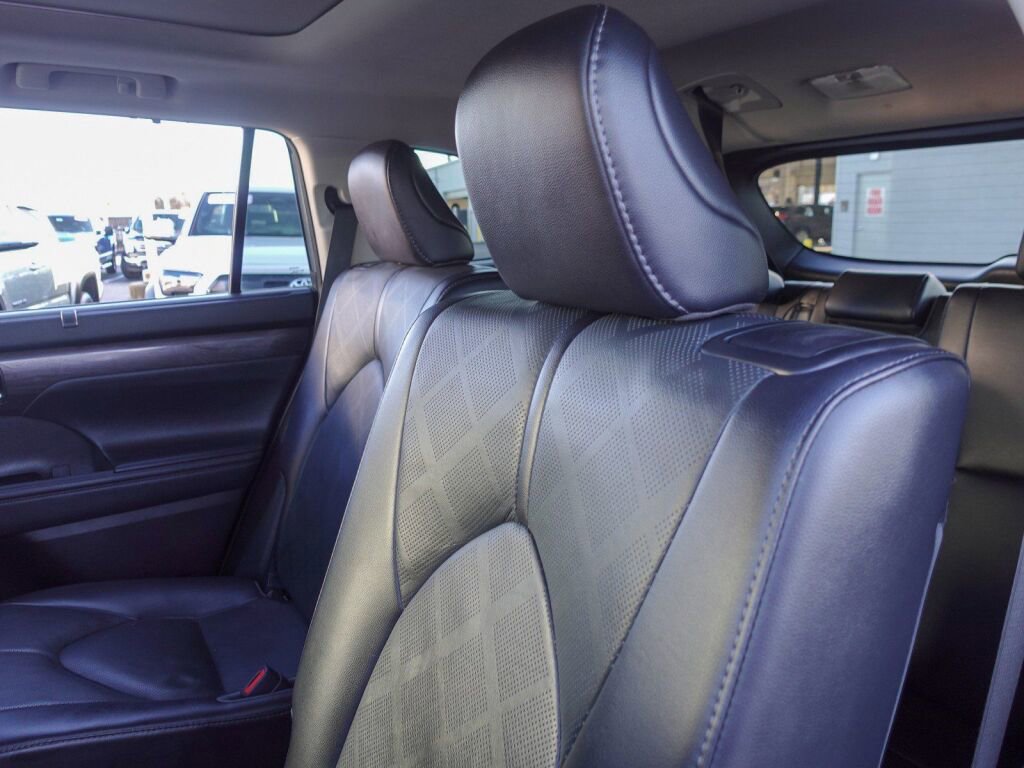 Used 2022 Toyota Highlander Platinum image 12