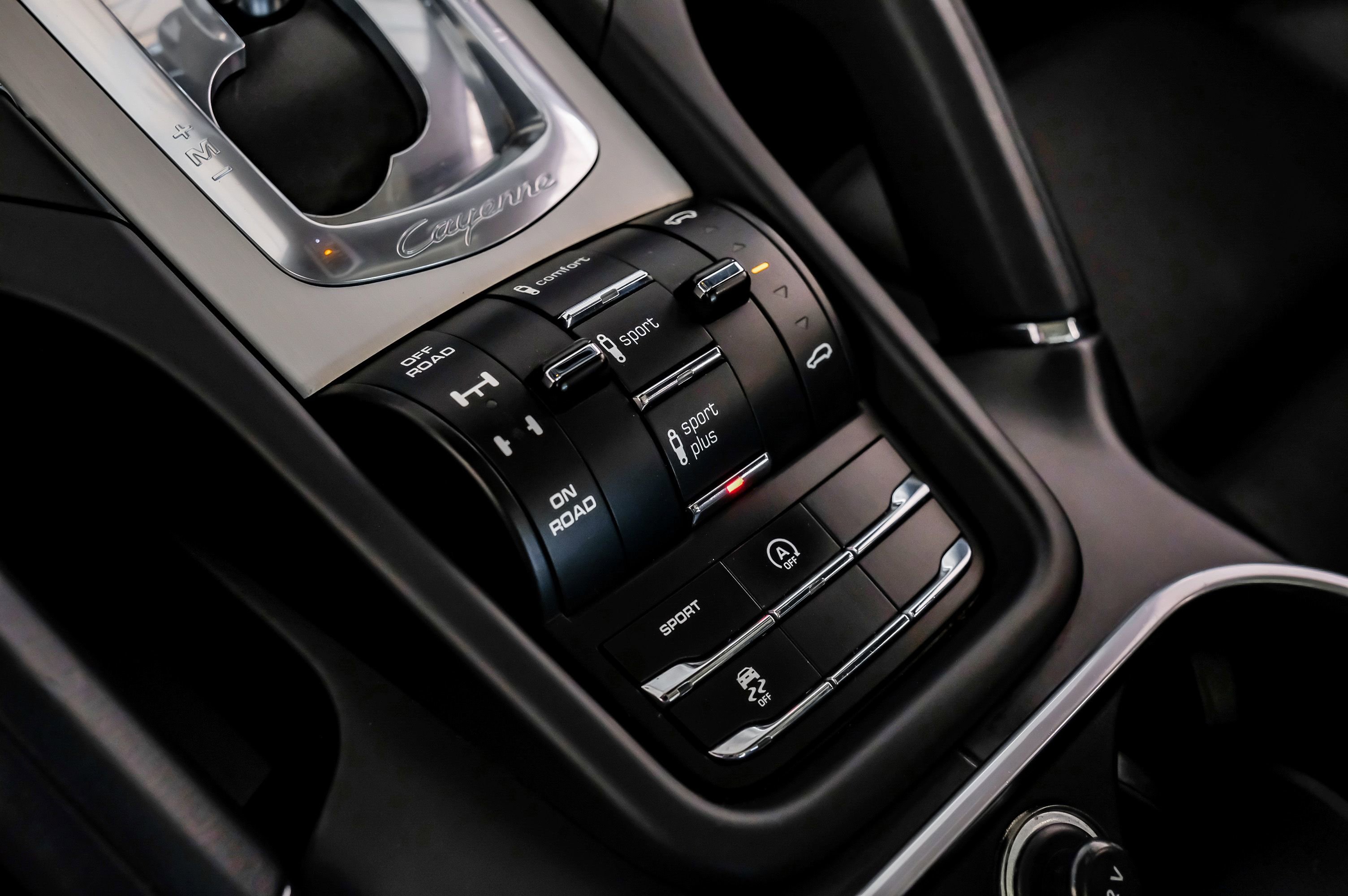 Used 2015 Porsche Cayenne Turbo w/ Premium Plus Package AWD/4WD image 24