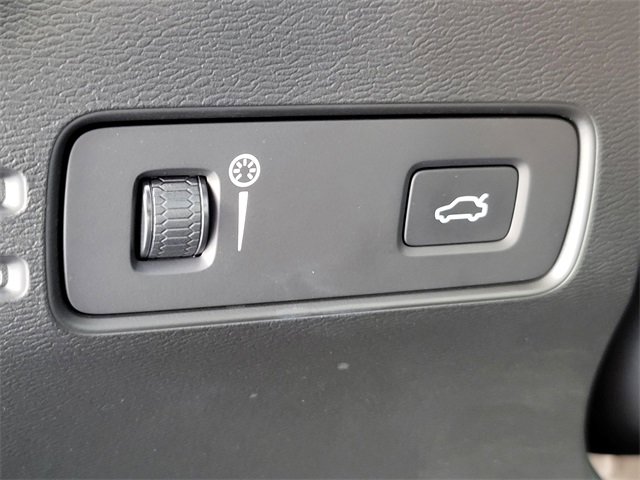 Used 2019 Volvo XC40 T5 Momentum image 21